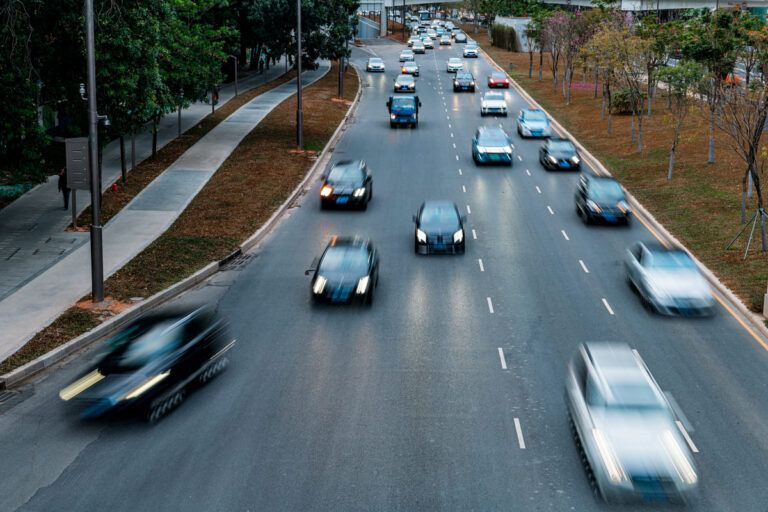 Veículos obedecendo a lei do farol em rodovias