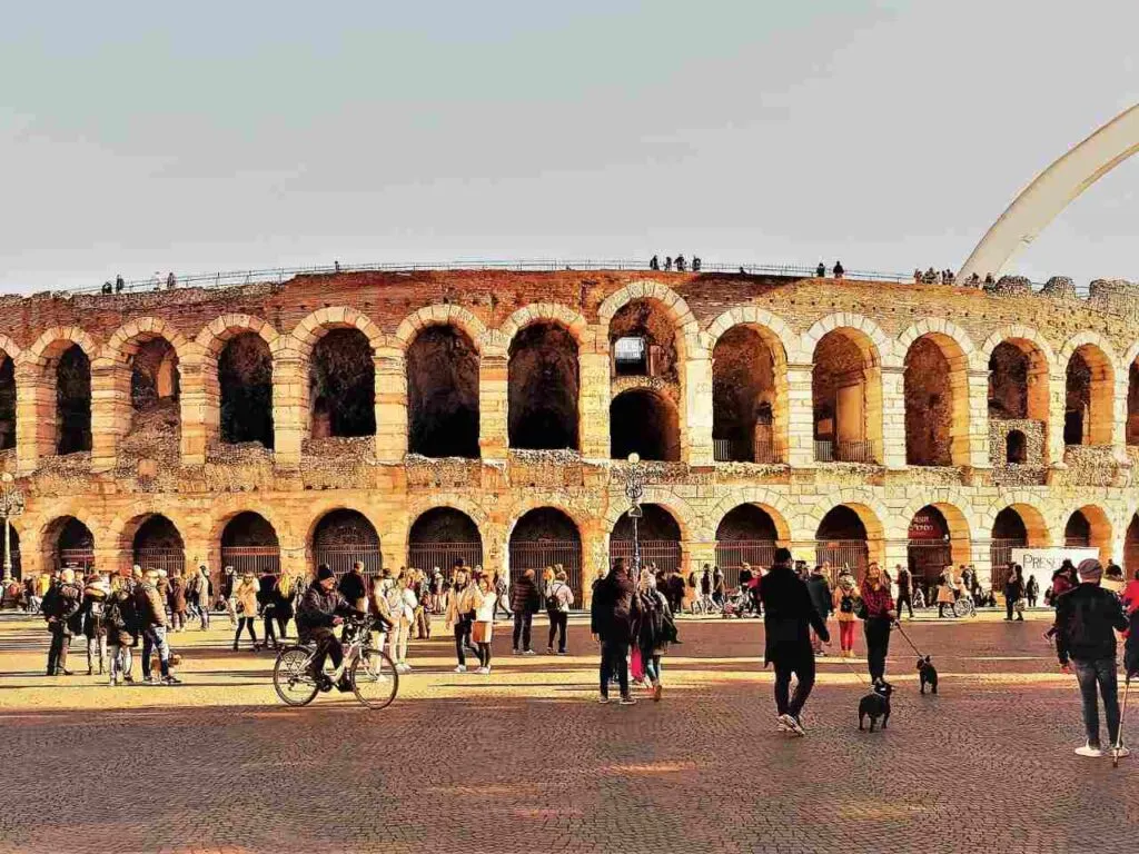 Pessoas caminhando pela Arena em Verona, Itália