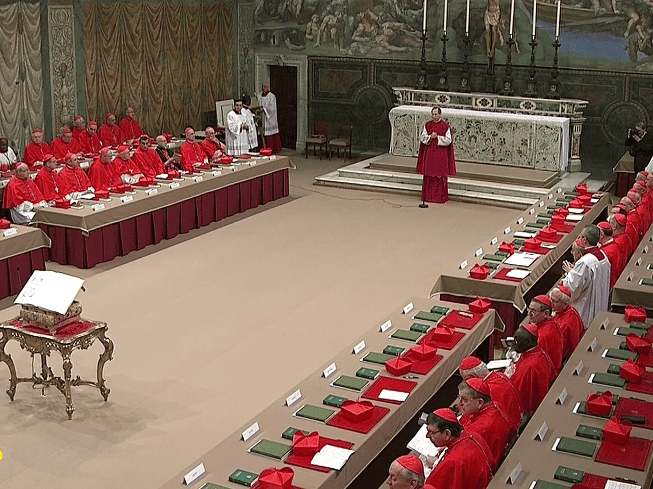 O Conclave ocorre após a morte de um Papa. Cardeais do mundo todo se reúnem para escolher o novo pontífice.