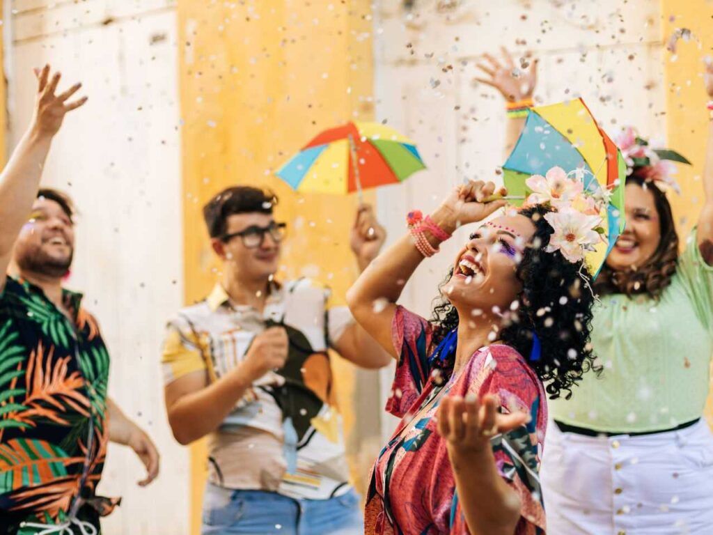 Foliões curtindo feriado de Carnaval de 2025