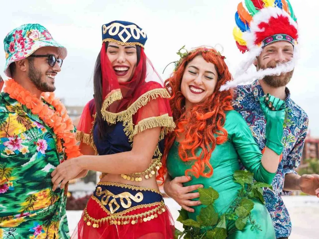 Grupo de pessoas nos blocos de carnaval em São Paulo