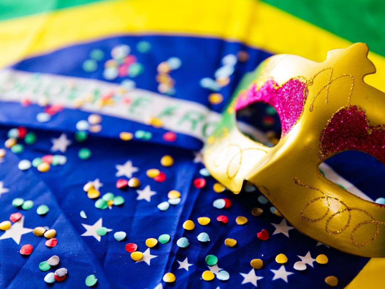 Máscara de carnaval na bandeira