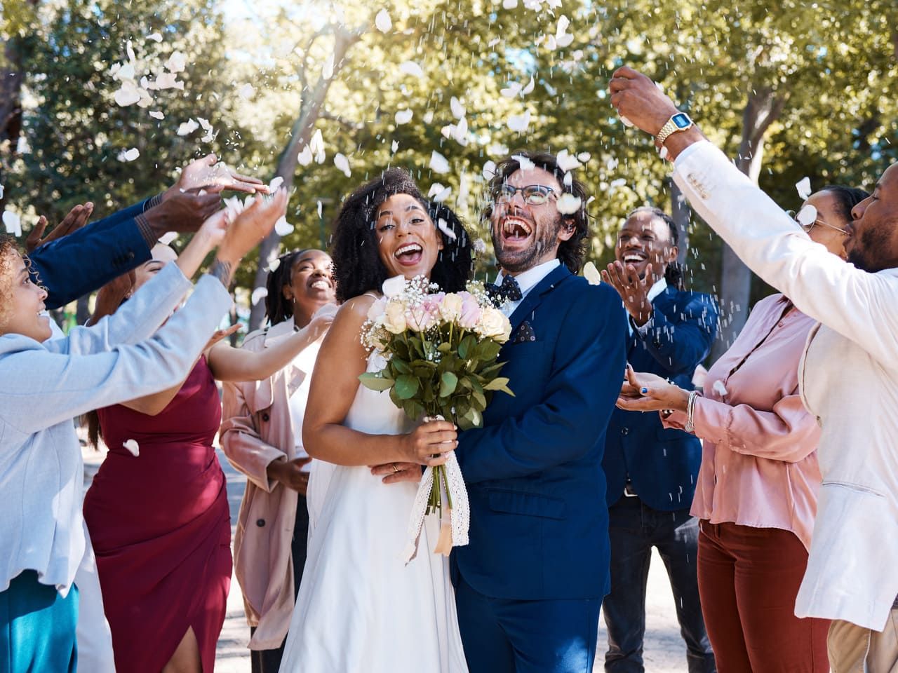 A licença casamento, ou licença gala, é um direito trabalhista. Ela garante ao trabalhador formal o afastamento de até três dias consecutivos, sem prejuízo no salário.