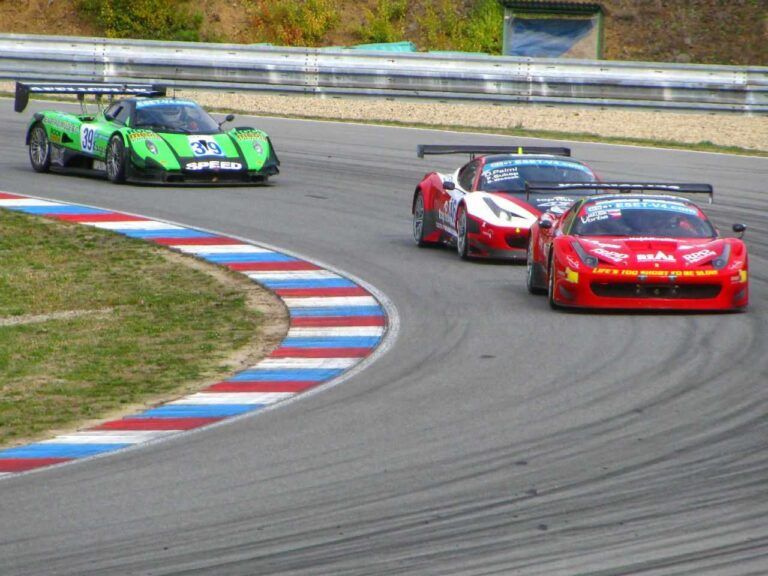 Carros competindo no calendário da Stock car