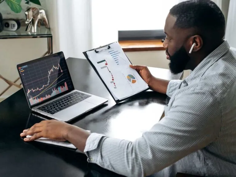 Homem analisando tendências de investimento