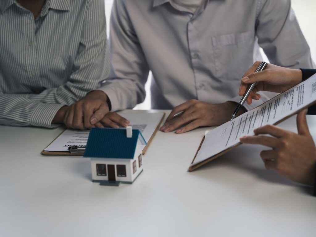 Homens discutindo sobre contrato 