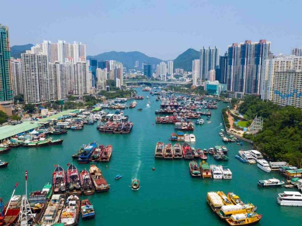 Hong Kong com vários prédios e barcos