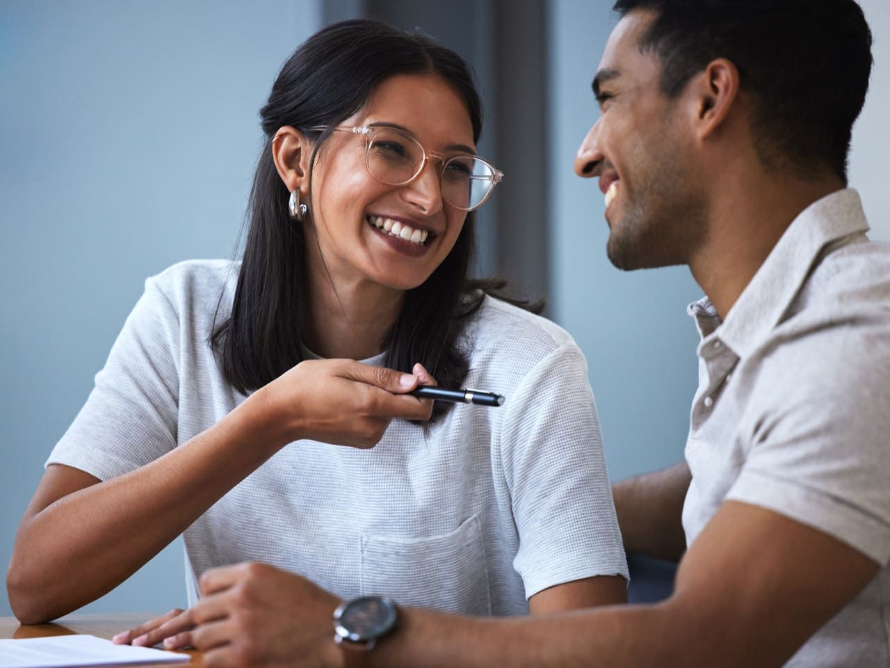 Perguntas para casal podem reforçar os laços existentes enquanto se divertem com questionamentos engraçados ou até mesmo mais profundos